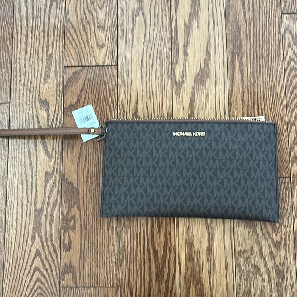 New Micheal kors jet set travel logo wristlet